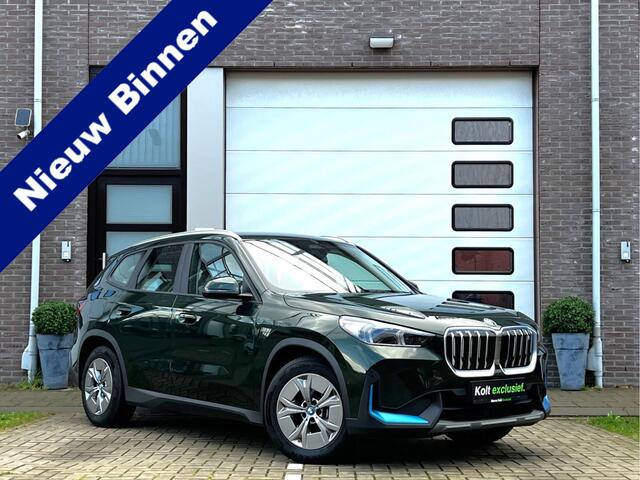 BMW iX1 xDrive30 Launch Edition 67 kWh 313 PK / Automaat / Airco / Apple CarPlay / Navigatie / 360 Camera / Harman-Kardon / Trekhaak / Leder Int / 17" LM Velgen / 1e Eigenaar!
