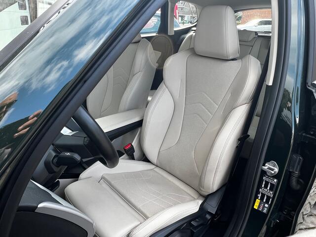 BMW iX1 xDrive30 Launch Edition 67 kWh 313 PK / Automaat / Airco / Apple CarPlay / Navigatie / 360 Camera / Harman-Kardon / Trekhaak / Leder Int / 17" LM Velgen / 1e Eigenaar!