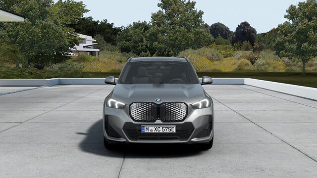 BMW iX1 eDrive20 M Sport / Panoramadak / Trekhaak / Sportstoelen / Achteruitrijcamera / M Adaptief onderstel / Adaptieve LED / Comfort Access