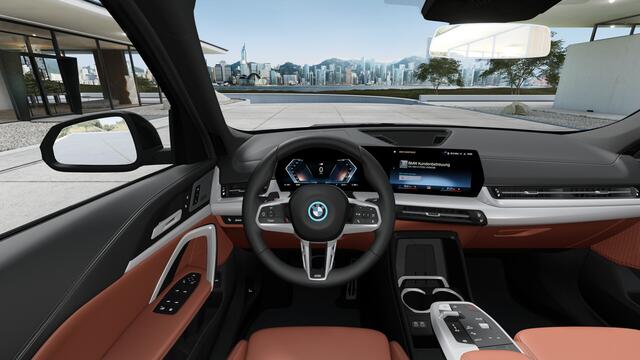 BMW iX1 eDrive20 M Sport / Panoramadak / Trekhaak / Sportstoelen / M Adaptief onderstel / Head-Up / Parking Assistant Plus / Comfort Access