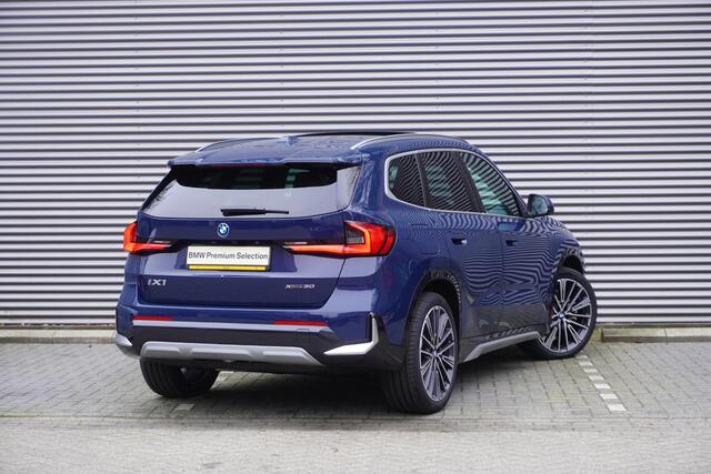 BMW iX1 xDrive30 20 inch Multispaak | Trekhaak met elektrisch wegklapbare kogel | Glazen panoramadak | Extra getint glas | Harman-Kardon sound system | BMW Head-Up Display