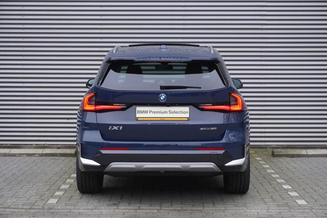 BMW iX1 xDrive30 20 inch Multispaak | Trekhaak met elektrisch wegklapbare kogel | Glazen panoramadak | Extra getint glas | Harman-Kardon sound system | BMW Head-Up Display