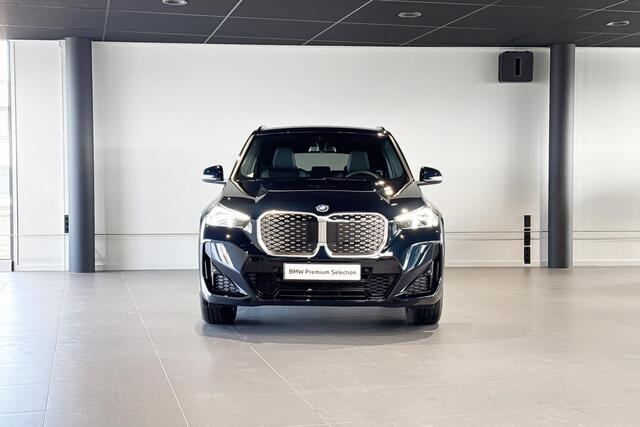 BMW iX1 eDrive20 | M Sport | Stoelverwarming | Premium Pack | Achteruitrijcamera |