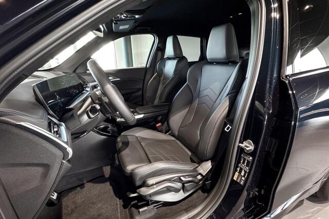 BMW iX1 eDrive20 | M Sport | Stoelverwarming | Premium Pack | Achteruitrijcamera |