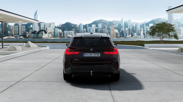 BMW iX1 eDrive20 High Executive M Sport / Trekhaak / Sportstoelen / M Adaptief onderstel / Head-Up / Parking Assistant Plus / Comfort Access / Stuurverwarming