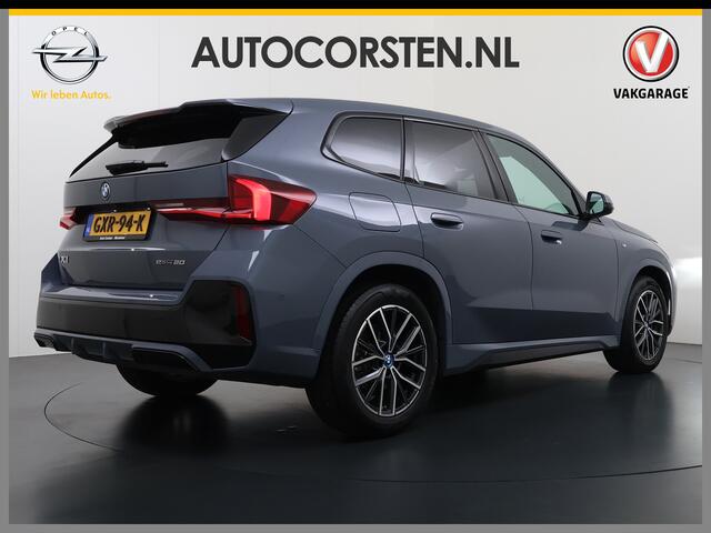 BMW iX1 eDrive20 67kWh M Sport pakket Pano-Dak/Schuif-dak Leer SOH 100% Warmtepomp Camera Navi Ecc PDC-a+v Apple Carplay Android Auto Elek.Achterklep Zwarte-Hemel VerkeersbordHerkenning WiFi M Aerodynamica Lmv Led Privacy Glas Isofix DAB Keyless Wifi 1e Eigenaar