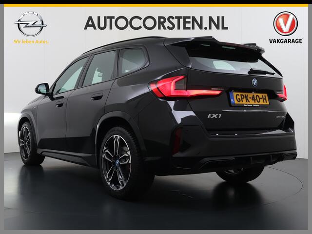 BMW iX1 eDrive20 67kWh M-Sport-Pro Leder/Alcantara Premium 19" LED Connected-Pro Warmtepomp Camera Navi Ecc Pdc 100% SOH Apple Carplay Android Auto Stoelverwarming Adap.demping Standverwarming/koeling Zwarte-Hemel Drive-Assist Elek.Achterklep Lmv Led Isofix DAB K