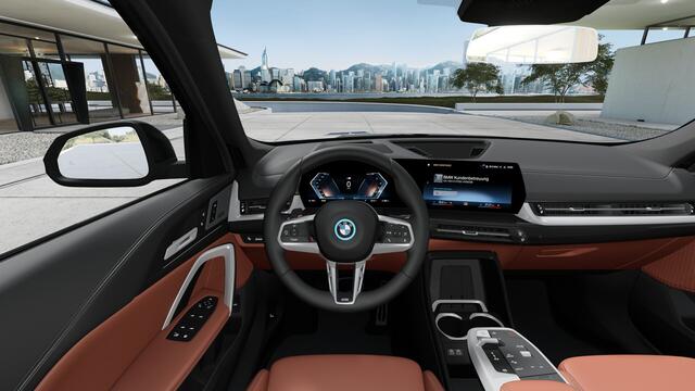 BMW iX1 eDrive20 M Sport / Sportstoelen / Comfort Access / M Adaptief onderstel / Head-Up / Parking Assistant Plus / Live Cockpit Professional