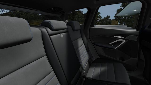 BMW iX1 eDrive20 M Sport / Trekhaak / Achteruitrijcamera / Sportstoelen / M Adaptief onderstel / Adaptieve LED / Comfort Access / Stoelverwarming