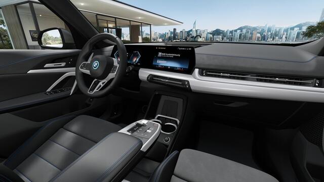 BMW iX1 eDrive20 M Sport / Trekhaak / Sportstoelen / Achteruitrijcamera / M Adaptief onderstel / Adaptieve LED / Comfort Access / Stuurverwarming