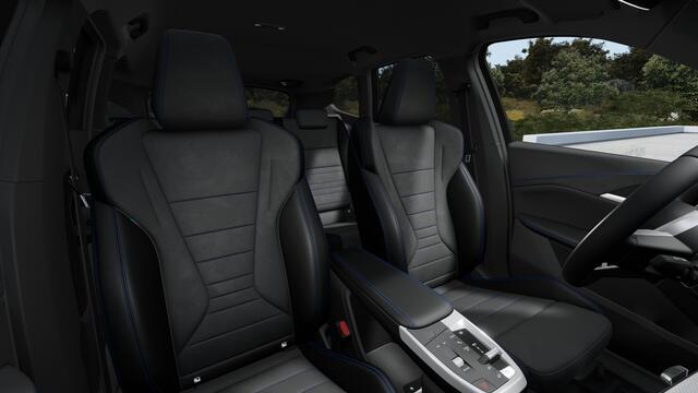 BMW iX1 eDrive20 M Sport / Trekhaak / Sportstoelen / Achteruitrijcamera / M Adaptief onderstel / Adaptieve LED / Comfort Access / Stuurverwarming