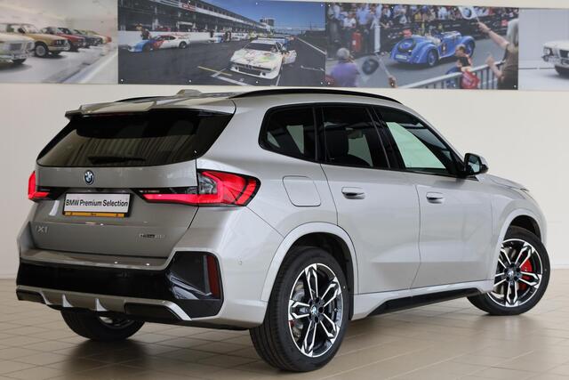 BMW iX1 eDrive20 | M Sportpakket Pro | Harman Kardon | Trekhaak | Comfort Pack