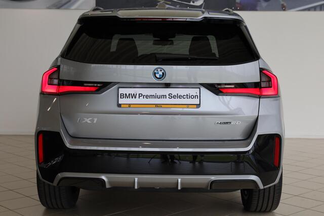 BMW iX1 eDrive20 | M Sportpakket Pro | Harman Kardon | Trekhaak | Comfort Pack