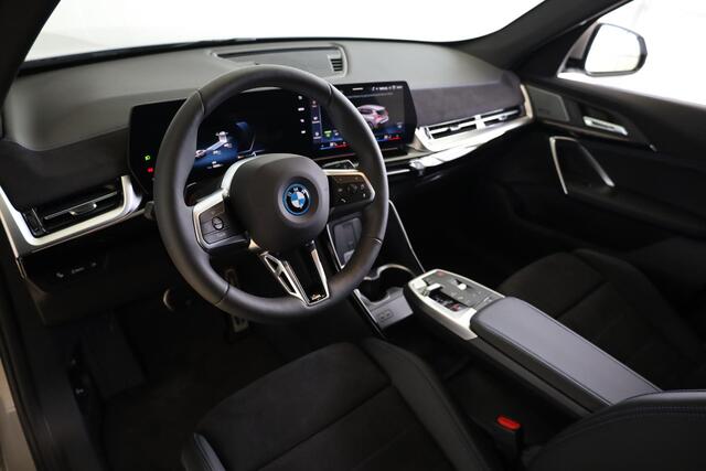 BMW iX1 eDrive20 | M Sportpakket Pro | Harman Kardon | Trekhaak | Comfort Pack