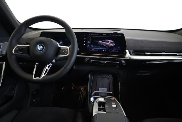 BMW iX1 eDrive20 | M Sportpakket Pro | Harman Kardon | Trekhaak | Comfort Pack