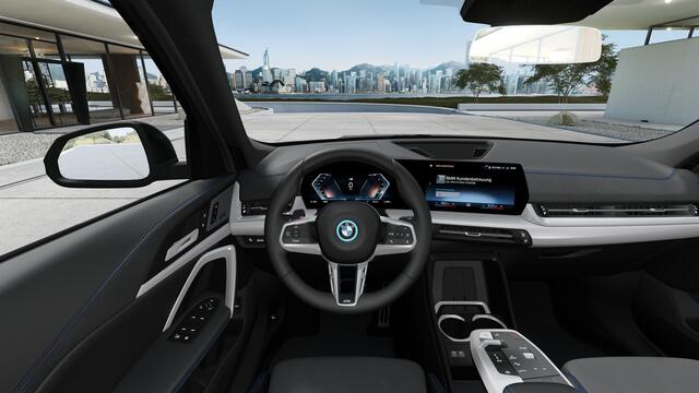 BMW iX1 eDrive20 M Sport / Trekhaak / Panoramadak / Sportstoelen / Comfort Access / Achteruitrijcamera / Harman-Kardon / Stoelverwarming