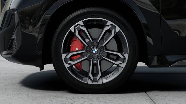 BMW iX1 eDrive20 M Sport / Panoramadak / Trekhaak / Sportstoelen / Achteruitrijcamera / M Adaptief onderstel / Adaptieve LED / Comfort Access