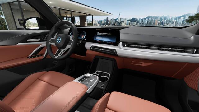BMW iX1 eDrive20 M Sport / Panoramadak / Trekhaak / Sportstoelen / Achteruitrijcamera / M Adaptief onderstel / Adaptieve LED / Comfort Access