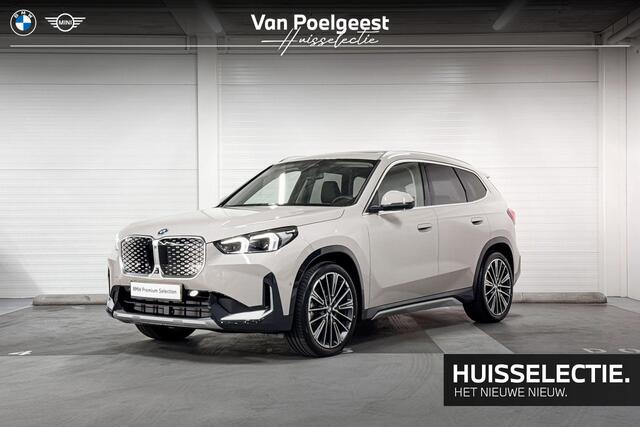 BMW iX1 eDrive20 | xLine | Travel Pack | Innovation Pack | Comfort Pack | Driving Assistant Professional | Parking Assistant Plus | Harman/Kardon | Panoramadak | Comfort Access