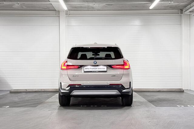 BMW iX1 eDrive20 | xLine | Travel Pack | Innovation Pack | Comfort Pack | Driving Assistant Professional | Parking Assistant Plus | Harman/Kardon | Panoramadak | Comfort Access