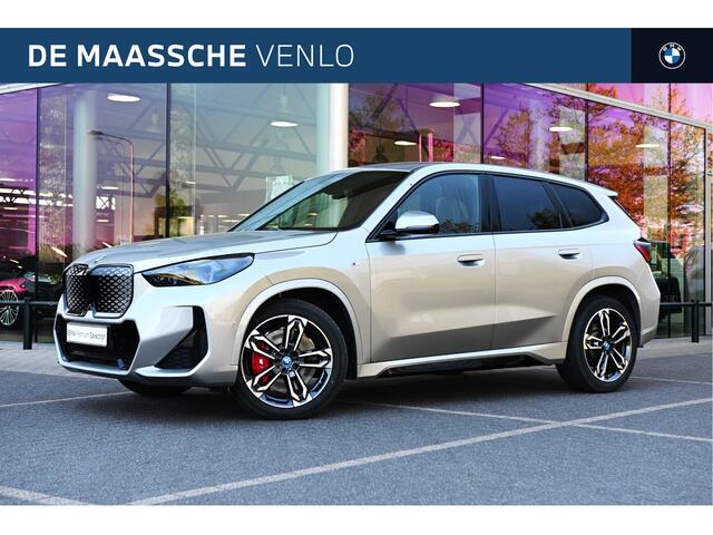 BMW iX1 eDrive20 High Executive M Sport / Sportstoelen / Comfort Access / Head-Up / Adaptieve LED / Stoelverwarming / Parking Assistant Plus