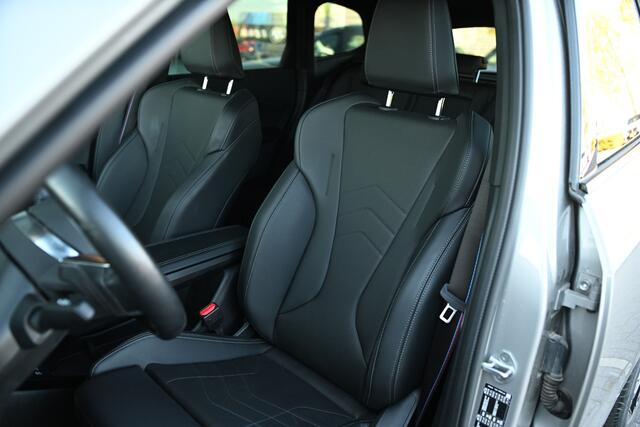 BMW iX1 eDrive20 High Executive M Sport / Sportstoelen / Comfort Access / Head-Up / Adaptieve LED / Stoelverwarming / Parking Assistant Plus