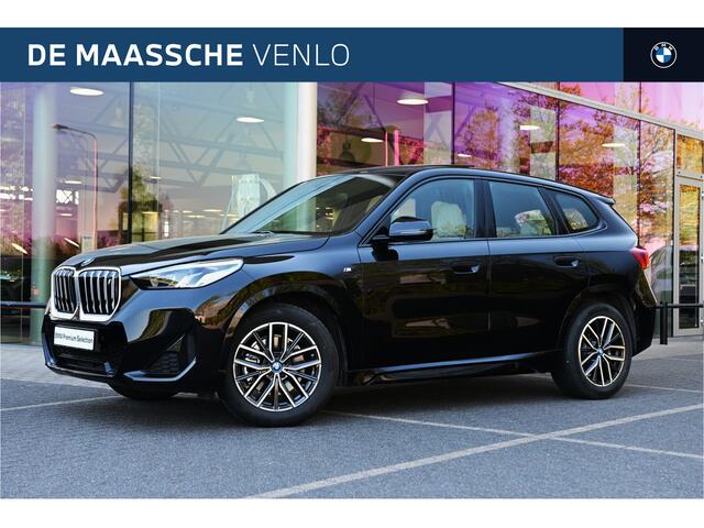 BMW iX1 xDrive30 M Sport / Panoramadak / Sportstoelen / Achteruitrijcamera / M Adaptief onderstel / Leder / 18" LMV