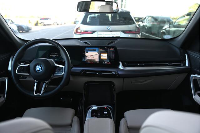 BMW iX1 xDrive30 M Sport / Panoramadak / Sportstoelen / Achteruitrijcamera / M Adaptief onderstel / Leder / 18" LMV