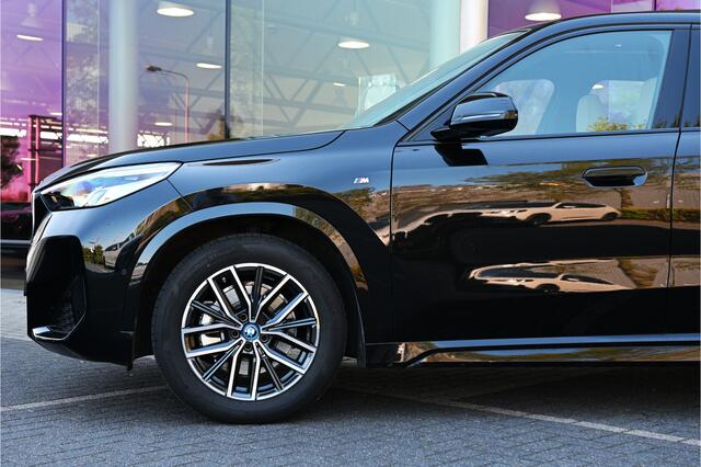 BMW iX1 xDrive30 M Sport / Panoramadak / Sportstoelen / Achteruitrijcamera / M Adaptief onderstel / Leder / 18" LMV