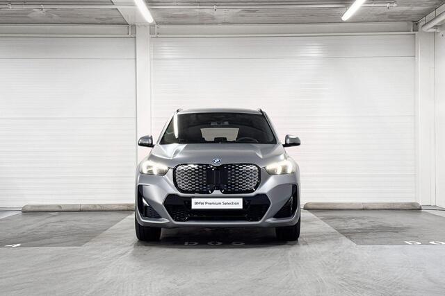 BMW iX1 eDrive20 | M-Sport Pro | Travel Pack | Innovation Pack | Comfort Pack | Driving Assistant Professional | Parking Assistant Plus | Harman/Kardon | Panoramadak | Comfort Access
