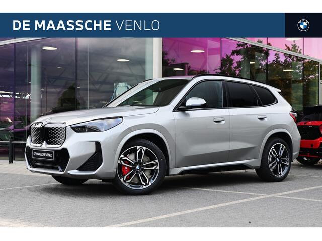 BMW iX1 eDrive20 M Sport / Panoramadak / Trekhaak / Sportstoelen / Achteruitrijcamera / M Adaptief onderstel / Adaptieve LED / Comfort Access
