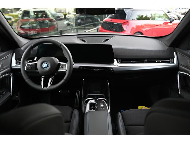 BMW iX1 eDrive20 M Sport / Panoramadak / Trekhaak / Sportstoelen / Achteruitrijcamera / M Adaptief onderstel / Adaptieve LED / Comfort Access
