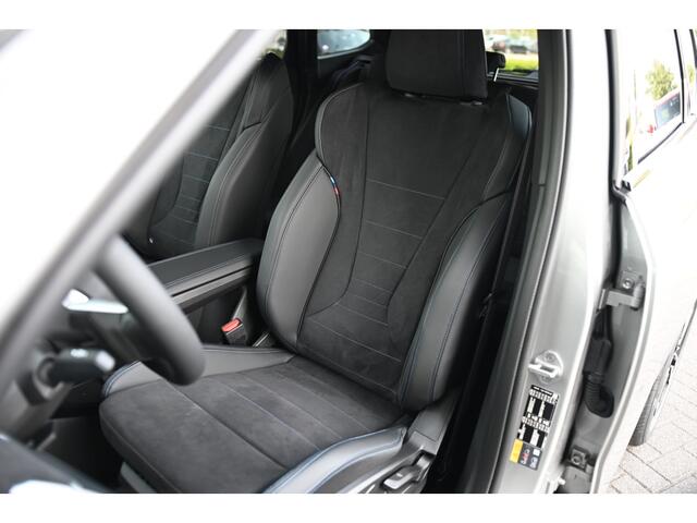 BMW iX1 eDrive20 M Sport / Panoramadak / Trekhaak / Sportstoelen / Achteruitrijcamera / M Adaptief onderstel / Adaptieve LED / Comfort Access