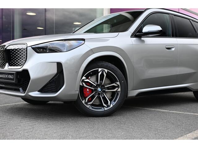 BMW iX1 eDrive20 M Sport / Panoramadak / Trekhaak / Sportstoelen / Achteruitrijcamera / M Adaptief onderstel / Adaptieve LED / Comfort Access