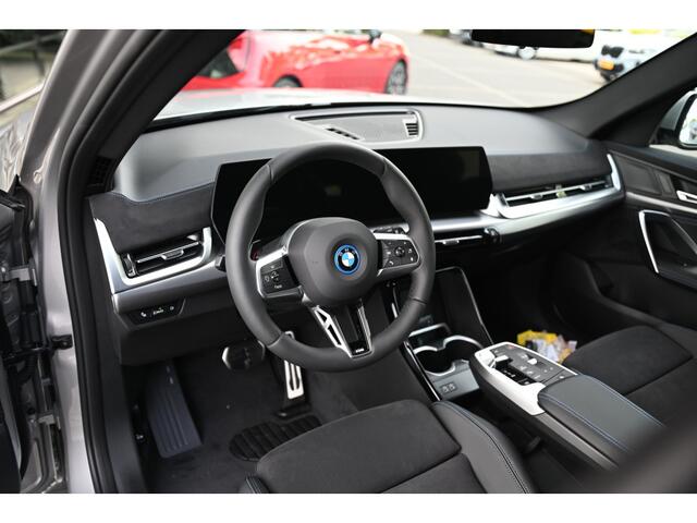 BMW iX1 eDrive20 M Sport / Panoramadak / Trekhaak / Sportstoelen / Achteruitrijcamera / M Adaptief onderstel / Adaptieve LED / Comfort Access