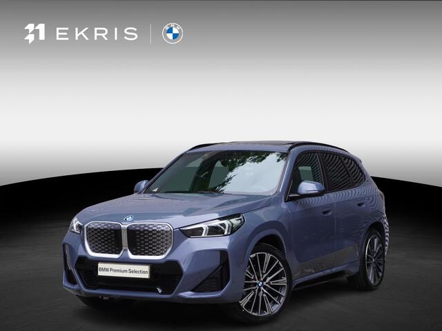 BMW iX1 eDrive20 67 | M Sportpakket | Comfort Pack | 20 inch Multispaak | Trekhaak met elektrisch wegklapbare kogel | Glazen panoramadak | Harman-Kardon sound system