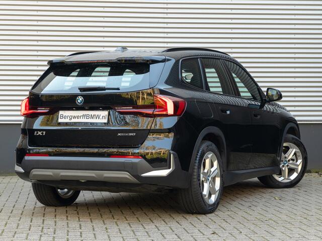 BMW iX1 xDrive30 - Trekhaak - Driving + Parking Ass - Stoelverwarming - Adaptief onderstel