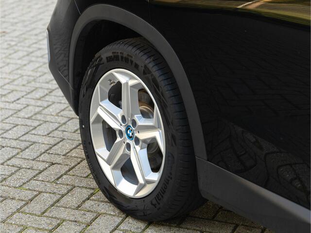 BMW iX1 xDrive30 - Trekhaak - Driving + Parking Ass - Stoelverwarming - Adaptief onderstel