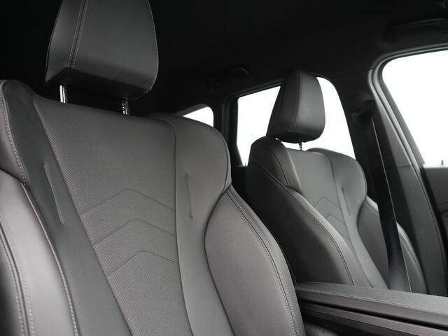 BMW iX1 xDrive30 xLine 67 kWh 306pk Dealer O.H. | Trekhaak Af Fabriek | Camera | Adaptief Onderstel | Lederen Sportstoelen Memory & Verwarmd | Sfeerverlichting | Apple Carplay | Blis | Navigatie | DAB | Virtual | Cruise Control |