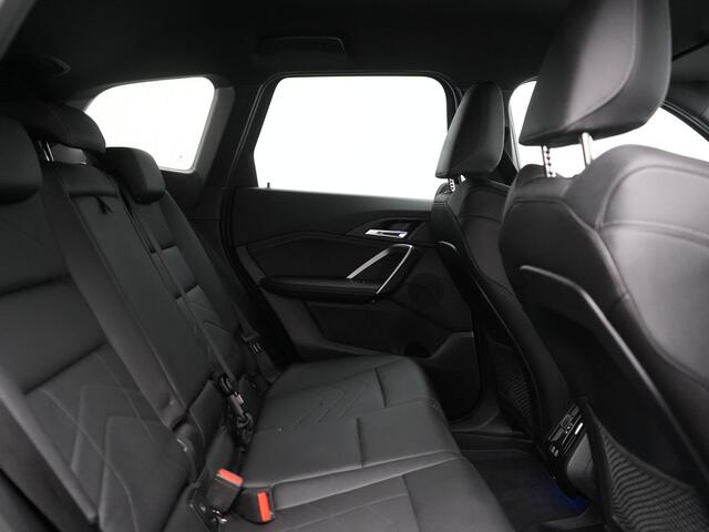 BMW iX1 xDrive30 xLine 67 kWh 306pk Dealer O.H. | Trekhaak Af Fabriek | Camera | Adaptief Onderstel | Lederen Sportstoelen Memory & Verwarmd | Sfeerverlichting | Apple Carplay | Blis | Navigatie | DAB | Virtual | Cruise Control |