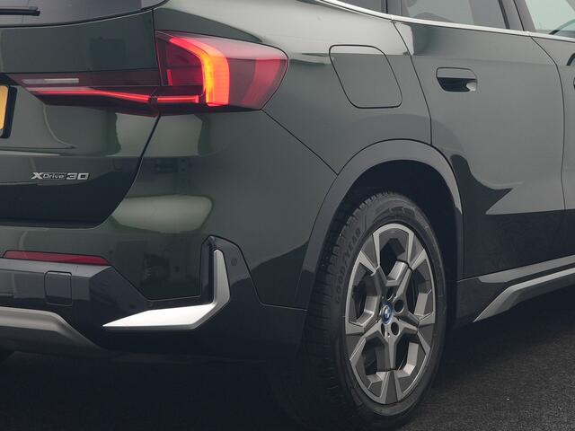 BMW iX1 xDrive30 xLine 67 kWh 306pk Dealer O.H. | Trekhaak Af Fabriek | Camera | Adaptief Onderstel | Lederen Sportstoelen Memory & Verwarmd | Sfeerverlichting | Apple Carplay | Blis | Navigatie | DAB | Virtual | Cruise Control |