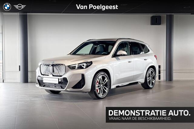 BMW iX1 eDrive20 67 kWh | M Sport Pro | Glazen Panoramadak | Stoelverwarming | Harman Kardon | Trekhaak |