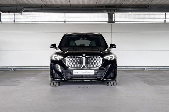 BMW iX1 eDrive20 67 kWh M Sport Edition | M Sportpakket | Premium Pack | Travel Pack | Trekhaak | Huisselectie
