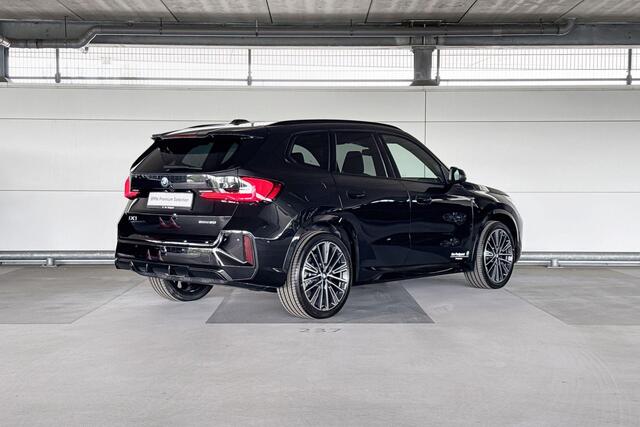 BMW iX1 eDrive20 67 kWh M Sport Edition | M Sportpakket | Premium Pack | Travel Pack | Trekhaak | Huisselectie