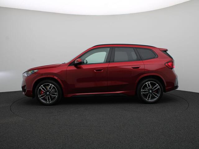 BMW iX1 eDrive20 M Sportpakket Pro | Premium Pack | Comfort Pack | Stuurwielrand verwarmd | Panoramadak | Harman Kardon | 19''