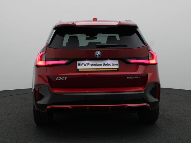BMW iX1 eDrive20 M Sportpakket Pro | Premium Pack | Comfort Pack | Stuurwielrand verwarmd | Panoramadak | Harman Kardon | 19''