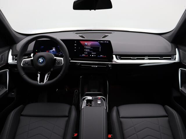 BMW iX1 eDrive20 M Sportpakket Pro | Premium Pack | Comfort Pack | Stuurwielrand verwarmd | Panoramadak | Harman Kardon | 19''