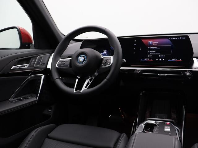 BMW iX1 eDrive20 M Sportpakket Pro | Premium Pack | Comfort Pack | Stuurwielrand verwarmd | Panoramadak | Harman Kardon | 19''