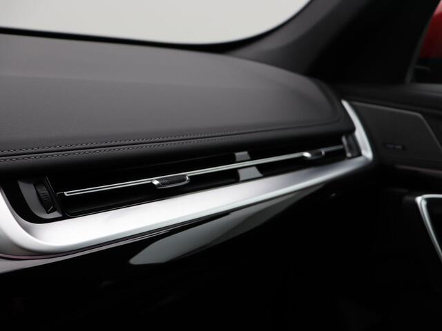 BMW iX1 eDrive20 M Sportpakket Pro | Premium Pack | Comfort Pack | Stuurwielrand verwarmd | Panoramadak | Harman Kardon | 19''