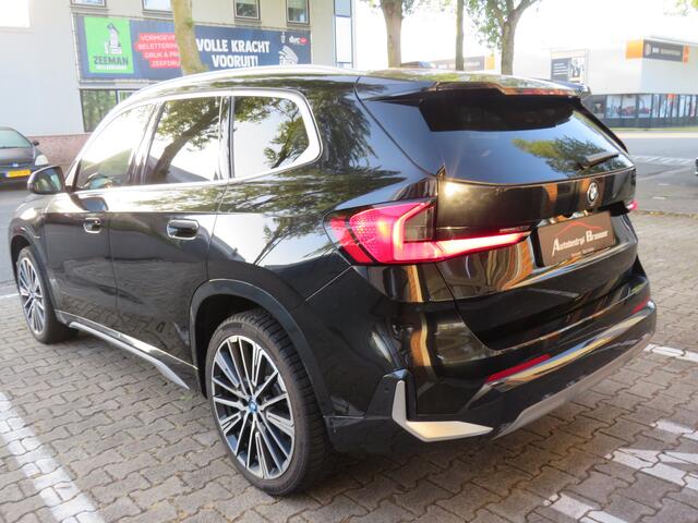 BMW iX1 xDrive 30 Launch Edition 320 pk M style / 20 inch. velgen / Keyless entry / Head-up display Sportstoelen /Sportstuur leder /voorstoel(en) met massagefunctie